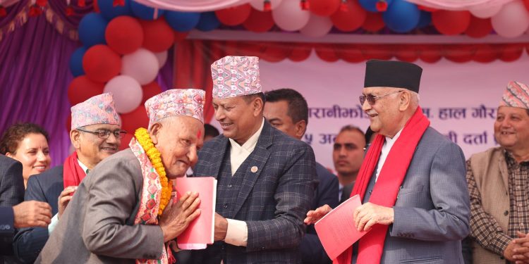 प्रधानमन्त्रीले बाँडे लालपूर्जा