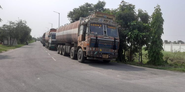 वीरगञ्ज नाकाबाट डिजेल आयात घट्यो, पेट्रोल बढ्यो