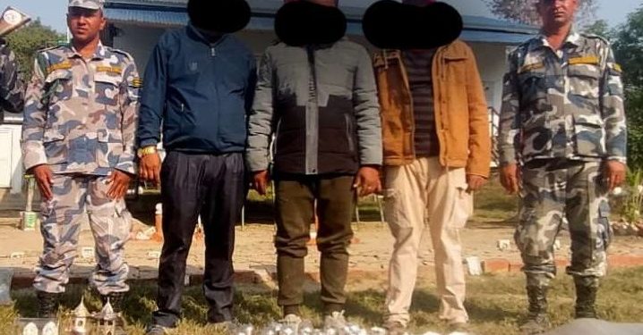 एक करोडभन्दा बढीको सुन र चाँदीसहित तीन जना पक्राउ