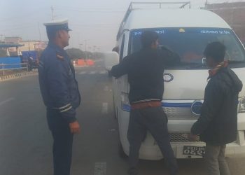 धनुषामा ट्राफिक सुरक्षा सुधार्न ट्राफिक ईन्सपेक्टर ओलीले अनौठो कदम