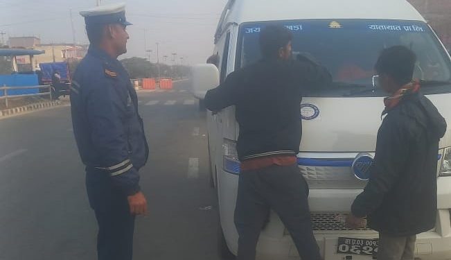 धनुषामा ट्राफिक सुरक्षा सुधार्न ट्राफिक ईन्सपेक्टर ओलीले अनौठो कदम