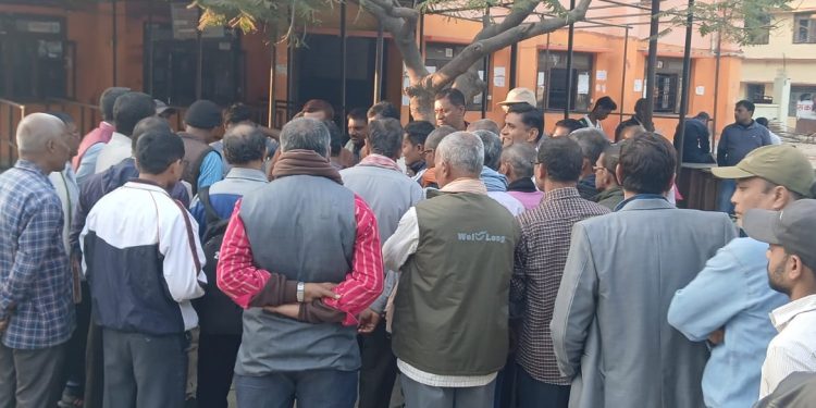 एभरेष्ट पेपर मिलको कर्मचारी आन्दोलन : १७ महिनाको तलबको माग, प्रशासन र मिल पक्षको चुप्पी