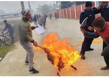भाषासम्बन्धी विधेयकको विरोधमा प्रदेशसभा अगाडि युवाहरुको प्रदर्शन