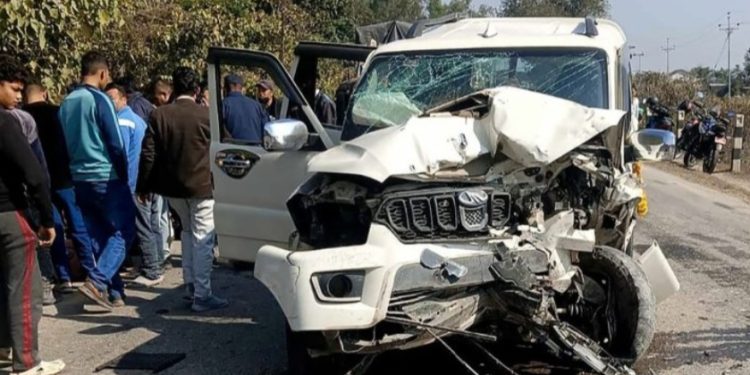 कार दुर्घटनामा चालकको मृत्यु, १३ जना घाइते