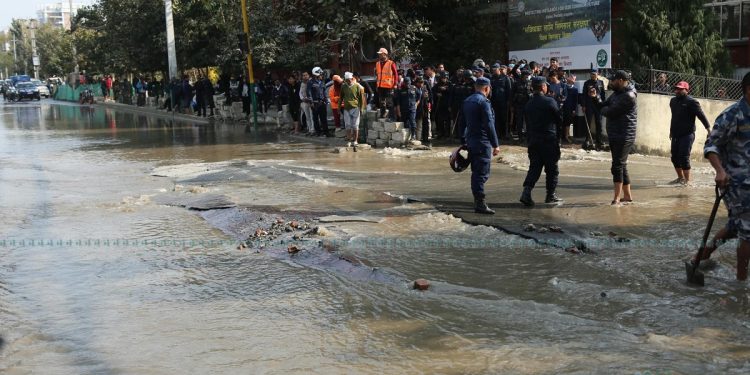 खानेपानीको मुख्य पाइप फुट्यो, बबरमहल जलमग्न