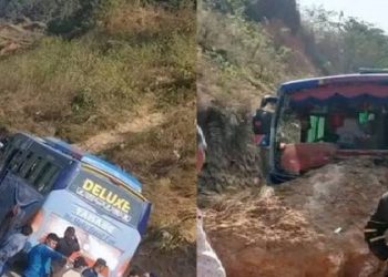 बस र मोटरसाइकल ठोक्किएर एक जनाको मृत्यु, सडक अवरोध