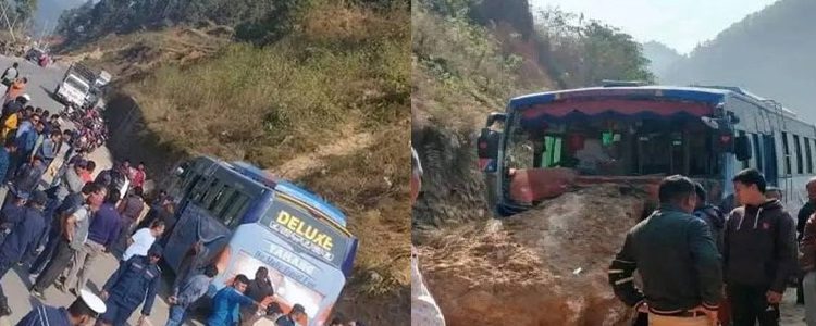 बस र मोटरसाइकल ठोक्किएर एक जनाको मृत्यु, सडक अवरोध