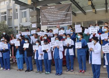 अस्पतालका कर्मचारीले आठ दिनदेखि आन्दोलनमा