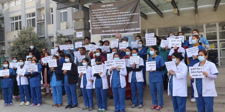 अस्पतालका कर्मचारीले आठ दिनदेखि आन्दोलनमा
