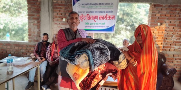 मुखियापट्टी मुसहरनिया गाउँपालिकामा विपन्न परिवारलाई ब्लाङ्केट वितरण