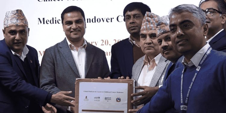 बालबालिकाका लागि क्यान्सरकोे औषधि हस्तान्तरण