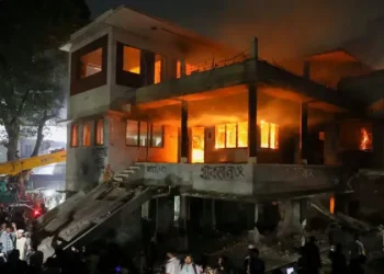 पूर्व प्रधानमन्त्री हसीनाका पिताको घर जलाए प्रदर्शनकारीले