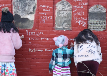 काठमाडौँको स्वयम्भूस्थित सरस्वती मन्दिरमा बालबालिकालाई अक्षर लेख्न सिकाउने