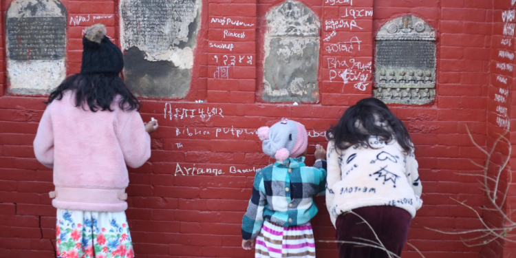 काठमाडौँको स्वयम्भूस्थित सरस्वती मन्दिरमा बालबालिकालाई अक्षर लेख्न सिकाउने