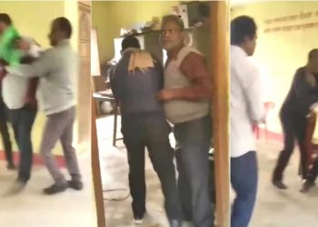 धनुषामा हेडमास्टर र शिक्षकबीच कुटाकुट