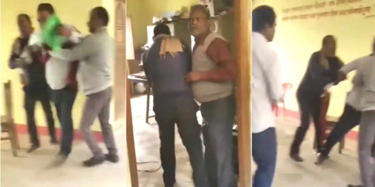 धनुषामा हेडमास्टर र शिक्षकबीच कुटाकुट