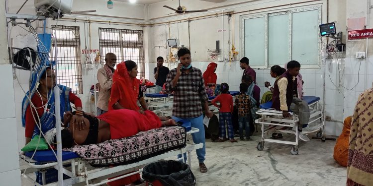 महोत्तरीमा बस दुर्घटना, १५ जना घाइते