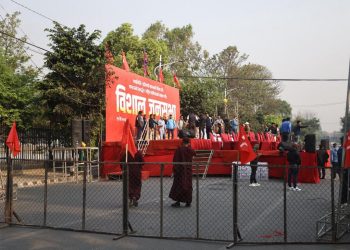 आज काठमाडौंमा गणतन्त्र र राजावादी पक्षधरको छुट्टाछुट्टै प्रदर्शन गर्दै