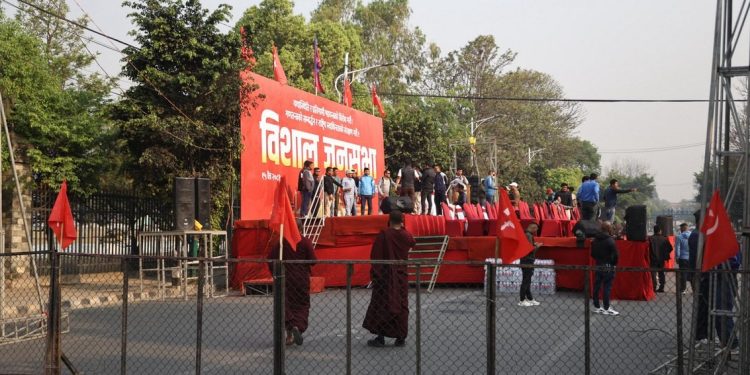 आज काठमाडौंमा गणतन्त्र र राजावादी पक्षधरको छुट्टाछुट्टै प्रदर्शन गर्दै