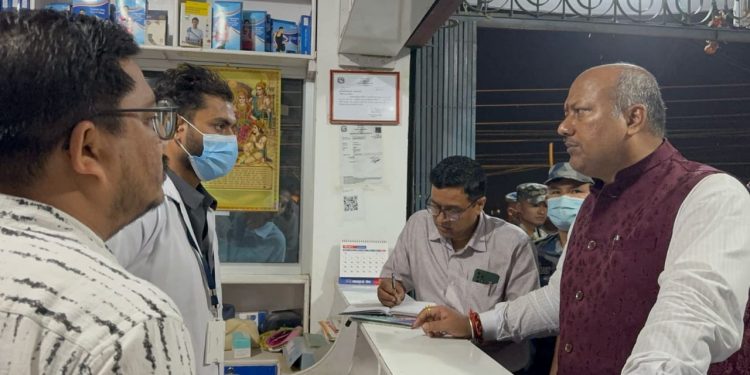 मुख्यमन्त्री सिँहको अनुगमन, बिरामी छाडेर अस्पतालका सञ्चालक र चिकित्सक फरार