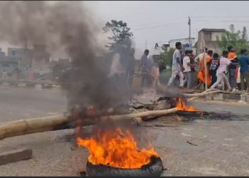 धनुषा हत्या काण्ड : शव राखेर प्रदर्शन, जलेश्वर सडकखण्ड अवरूद्ध