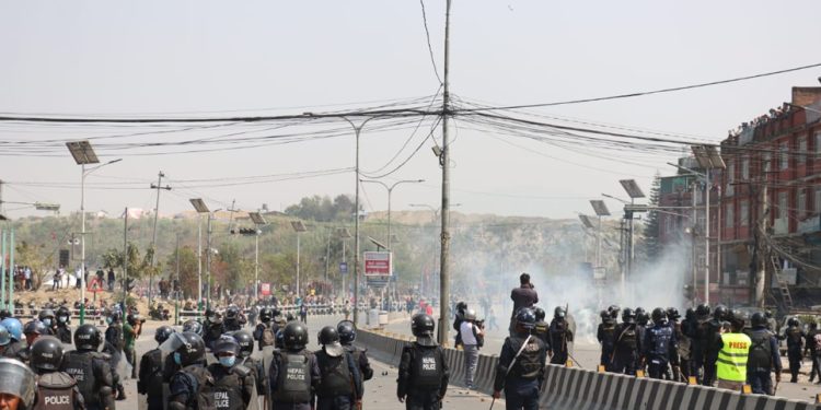 राजसंस्था पक्षधरमाथि प्रहरीद्वारा लाठीचार्ज र अश्रुग्याँस प्रहार