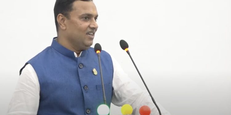 उपभोक्ता समिति गठन गर्न वडाध्यक्षहरु सिना तानेर घुस माग्छन् : सांसद ठाकुर