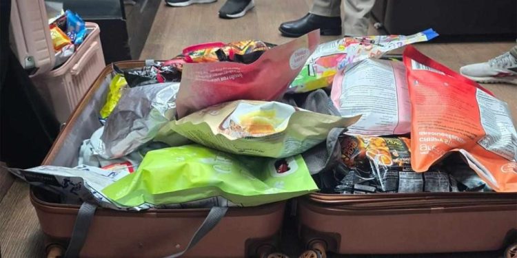 विमानस्थलबाट समातिए दुई भारतीय गाँजा तस्कर