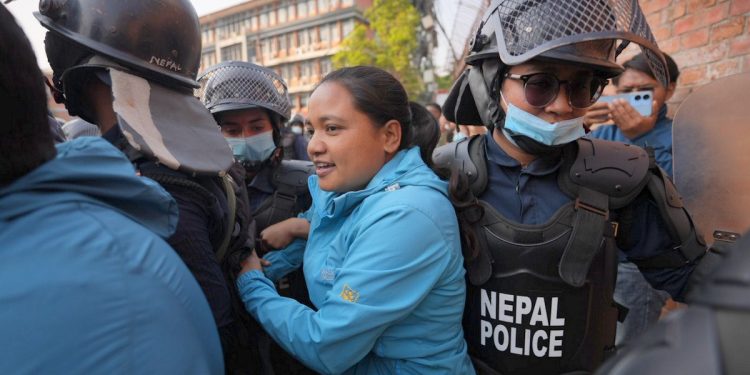 कुलमान हटाएको विरोधले सिंहदरबार अगाडि प्रदर्शन, १२ जना पक्राउ