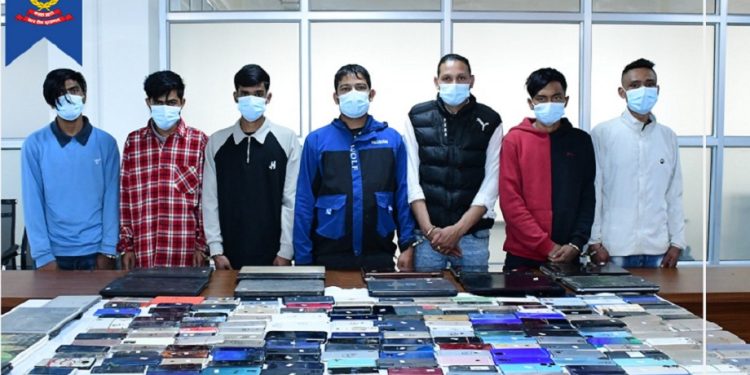 चोरीको मोबाइल, ल्यापटप तथा ट्याबहरुसहित ७ जना पक्राउ
