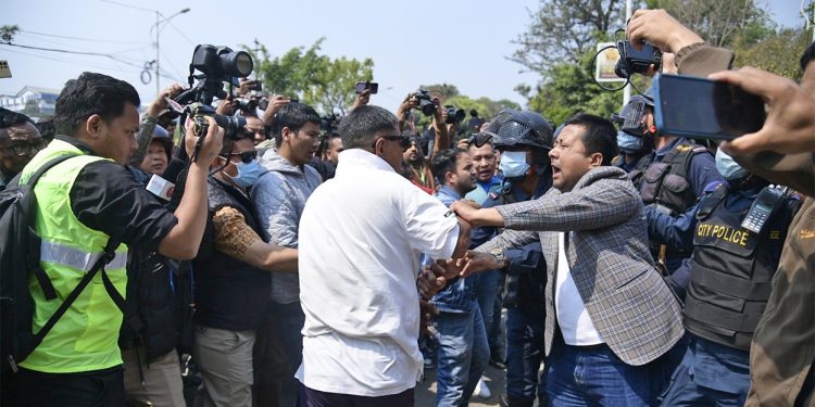 विद्युत् प्राधिकरणको केन्द्रीय कार्यालय अगाडि विरोध प्रदर्शन