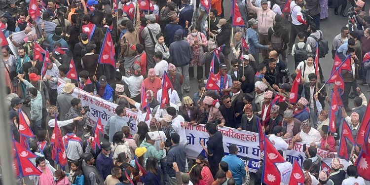 नारायणहिटी दरबार अगाडि राजावादी समूहले गरे प्रदर्शन