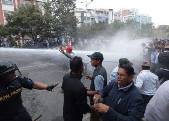 ६३ जना घाइते शिक्षक र प्रहरीविच झडपमा