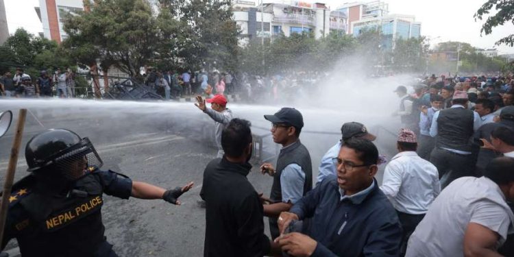 ६३ जना घाइते शिक्षक र प्रहरीविच झडपमा