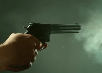 एक व्यक्तिले आफैंमाथि चलाए गोली