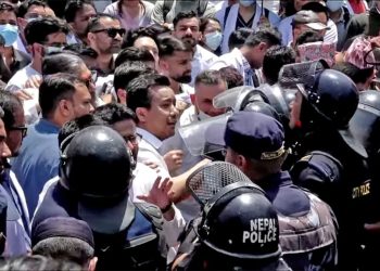 आवासीय चिकित्सकहरुले भत्ताका लागि प्रदर्शन