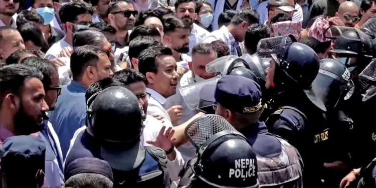 आवासीय चिकित्सकहरुले भत्ताका लागि प्रदर्शन