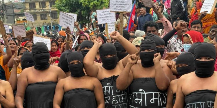 माइतीघरमा सहकारी पीडितहरूको अर्धनग्न प्रदर्शन
