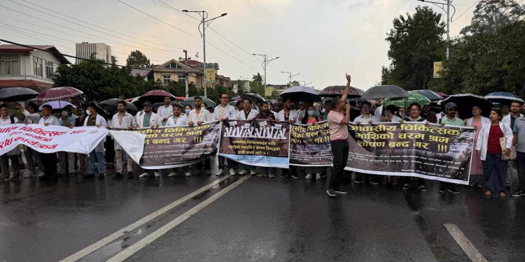 पानीमा चिकित्सकहरूको आन्दोलन जारी