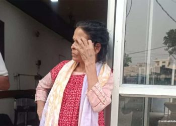 हतकडीसहित भागेको एक महिला भारतमा पक्राउ