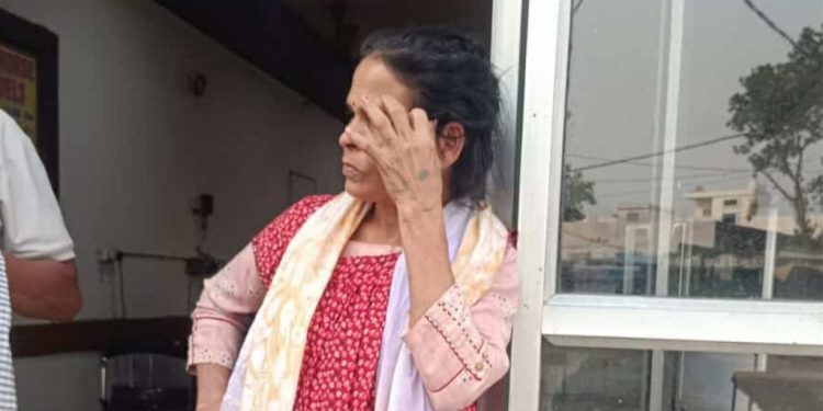 हतकडीसहित भागेको एक महिला भारतमा पक्राउ