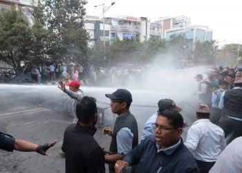 शिक्षक र प्रहरीबीच झडप