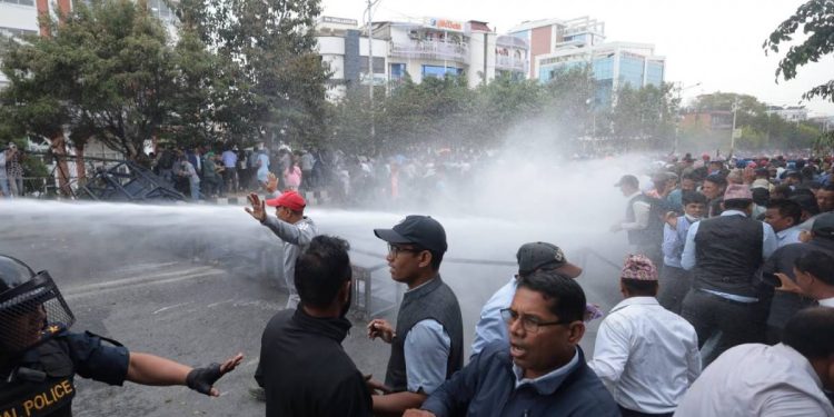 शिक्षक र प्रहरीबीच झडप