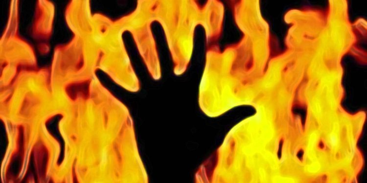 एक महिलाले आफ्नै शरीरमा पट्रोल छर्केर आगो लगायो