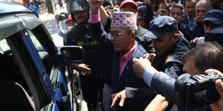 पक्राउ परेका नेताहरुलाई रिहाइको माग गर्दै नाराबाजी