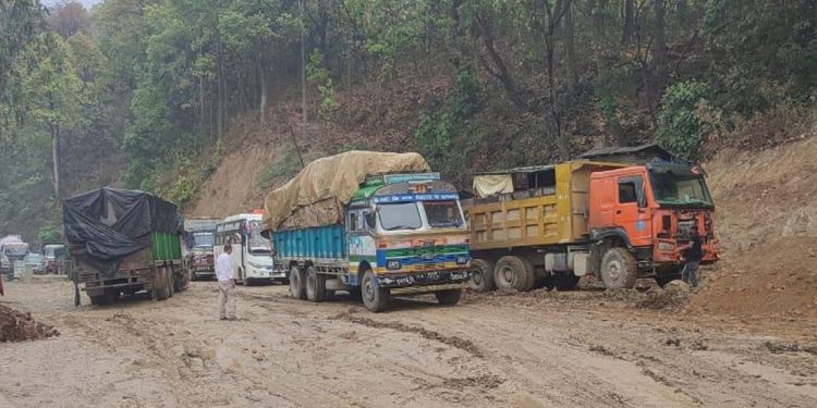 वर्षाका कारणले बुटवल–नारायणगढ सडक अवरुद्ध