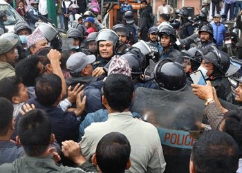 आन्दोलनरत शिक्षक र प्रहरीबिच विवाद