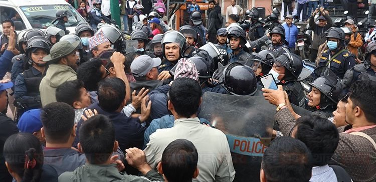 आन्दोलनरत शिक्षक र प्रहरीबिच विवाद