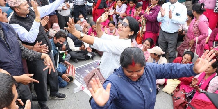 १६ दिन देखि शिक्षकहरू सडक आन्दोलनमा