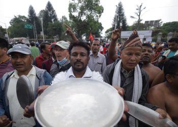थाल ठटाउँदै काठमाडौँमा अर्धनग्न प्रदर्शन
